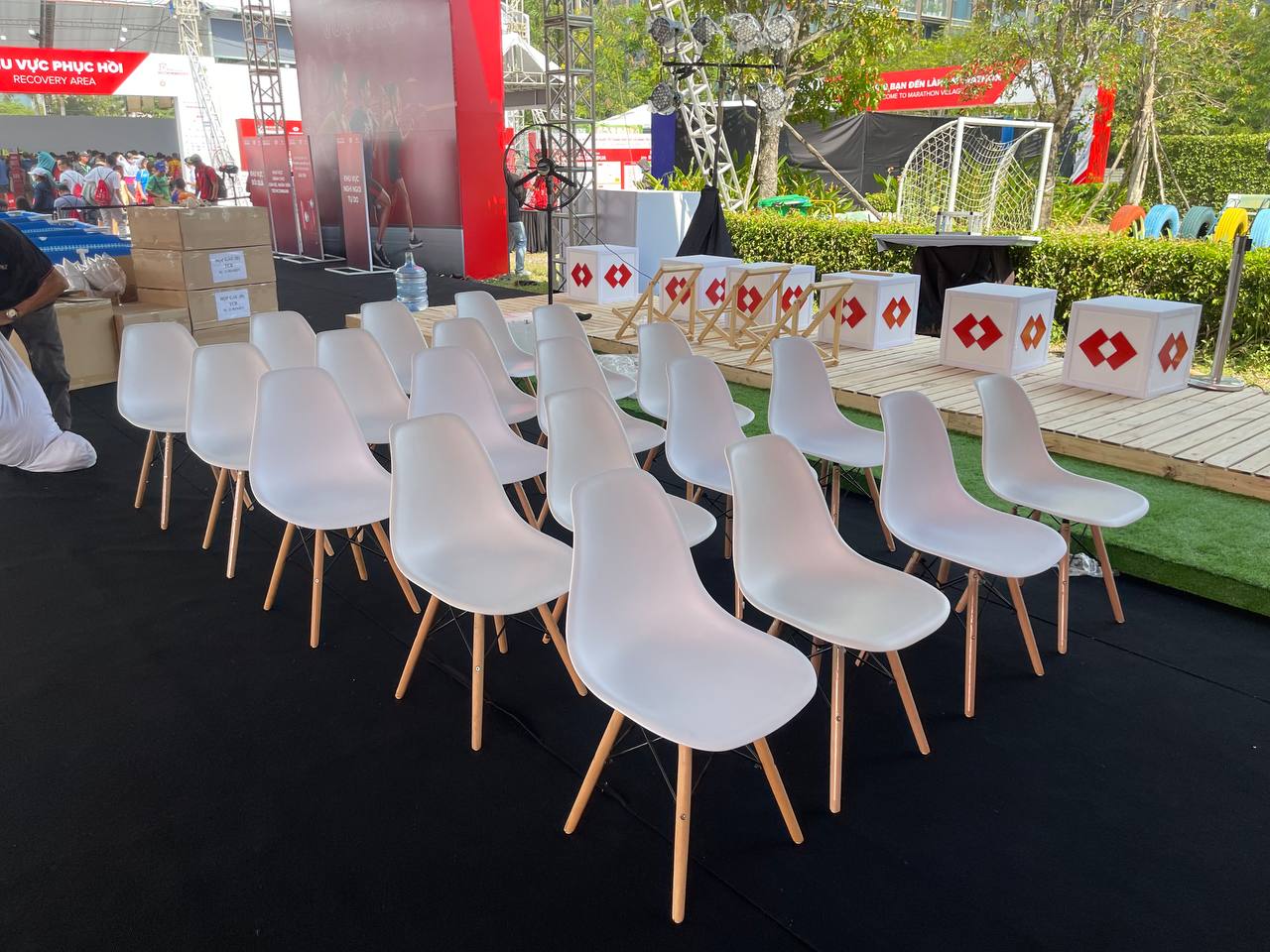 Cho thuê bàn ghế gỗ Eames